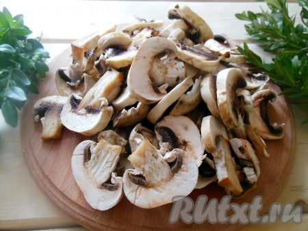 Шампиньоны нарежьте небольшими пластинками.