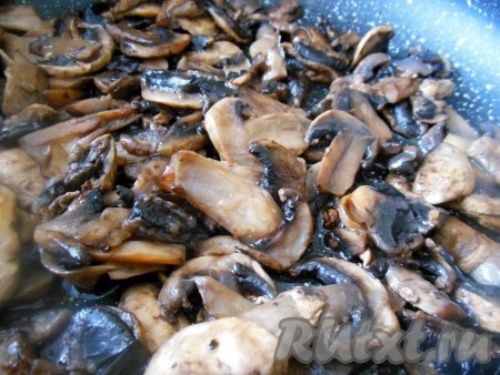 Переложите свинину со сковороды на тарелку, а на этой сковороде обжарьте лук до золотистого цвета, иногда помешивая. На отдельной сковороде на растительном масле обжарьте шампиньоны до золотистого цвета и полного испарения жидкости, иногда перемешивая.