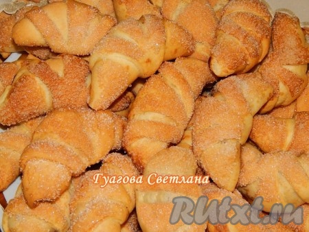 Выложить на противень, застеленный пергаментом, и отправить в разогретую до 180 градусов духовку на 15-20 минут (ориентируйтесь на свою духовку).