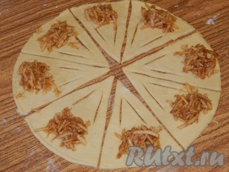 Маргарин для замешивания теста нужно достать заранее, чтобы он успел согреться и стать очень мягким (или можно совсем немного подогреть его в микроволновке, чтобы он только слегка размягчился, растапливать его не нужно). В достаточно объёмную миску влить тёплое молоко (температура молока должна быть 38-40 градусов), добавить раскрошенные живые дрожжи (или всыпать сухие дрожжи), очень хорошо перемешать и оставить минут на 10, чтобы дрожжи ожили. Затем в молочно-дрожжевую смесь добавить очень мягкий маргарин, частями всыпать муку, каждый раз хорошо вмешивая её. Всыпая муку, учитывайте, что дрожжевое тесто должно получиться мягким, податливым, не липнущим к рукам. Оставить тесто минут на 15 отдохнуть в тёплом месте. Тесто разделить на равные части (я разделила на 5 частей). На столе, присыпанном мукой, каждую часть теста раскатать в тонкий круг (диаметром, примерно, 27 сантиметров), нарезать круг на 8 равных частей. Для красоты можно сделать небольшие разрезы на каждом получившемся секторе (как на фото). На широкий край секторов выложить начинку.