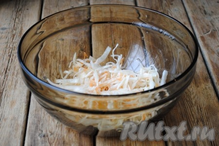 В миску поместить квашеную капусту.&nbsp;
