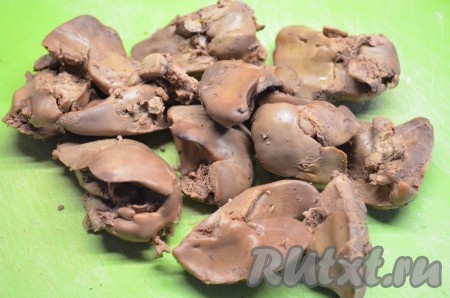 Куриную печень промыть водой. Выложить печень в кастрюлю, полностью залить водой, поставить на огонь и отварить в течение 15 минут с момента закипания. Затем воду слить, дать печёнке полностью остыть.