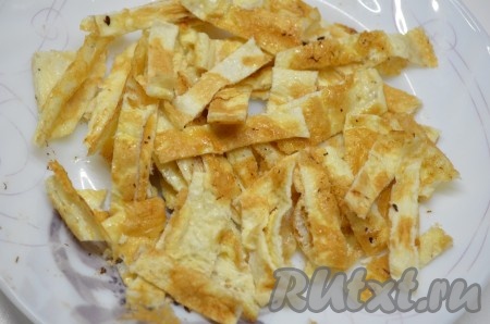 Нарезать блинчики соломкой.
