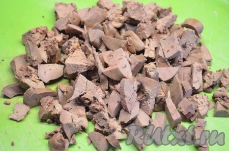 Нарезать варёную куриную печень на небольшие кусочки.