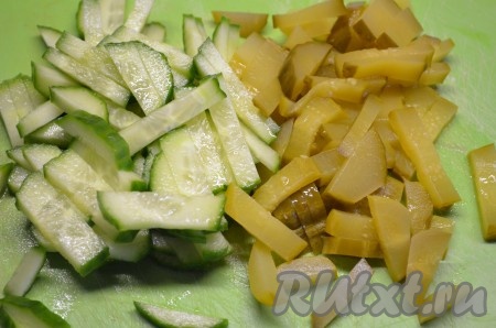 Маринованные и свежие огурцы нарезать соломкой.
