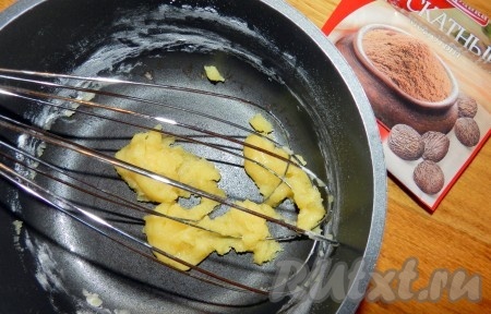 Приготовить соус бешамель. Для этого растопить в кастрюле масло, добавить муку, постоянно помешивая на маленьком огне, чтобы не было комочков, влить молоко, в котором варилась рыба, соль, черный молотый перец и щепотку мускатного ореха. Соус должен быть однородным. Не переставая помешивать, готовить соус, пока масса не загустеет.
