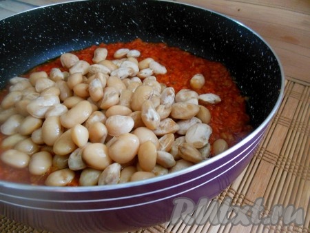 Затем к обжаренным овощам добавьте томатный сок, соль, сахар и специи по вкусу (я использовала немного черного молотого перца), доведите соус до кипения, затем добавьте фасоль и тушите 5-7 минут на маленьком огне без крышки.