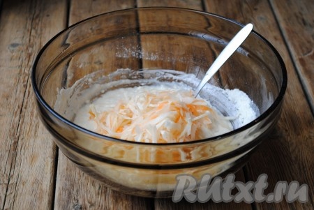 Квашеную капусту отжать от лишней жидкости. Если полоски капусты очень длинные, их можно разрезать на несколько частей. Добавить капусту в тесто, перемешать.&nbsp;