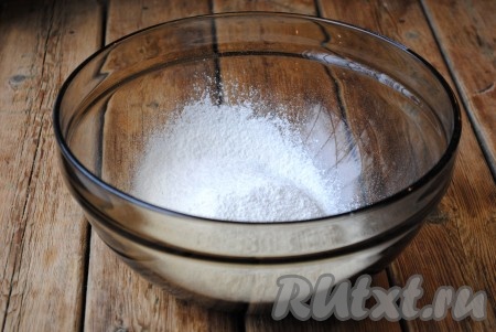 Пшеничную муку просеять в миску, добавить соду, перемешать.