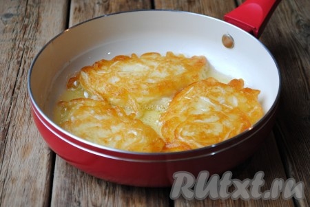 Жарить оладьи из квашеной капусты на среднем огне по 2-3 минуты с каждой стороны (до золотистого цвета с двух сторон). Готовые постные оладушки вначале выкладывать на бумажные полотенца, чтобы убрать лишнее масло.