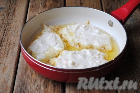 Сковороду с растительным маслом отправить на огонь, хорошо разогреть, выложить тесто столовой ложкой, формируя небольшие оладьи.&nbsp;