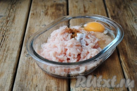 К куриному фаршу добавить яйцо, соль, приправу к мясу и чёрный молотый перец.&nbsp;
