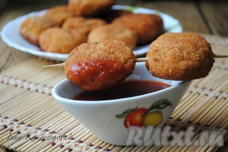 Вкусные, аппетитные куриные крокеты готовы. Подавать в горячем виде с любимым соусом или свежими овощами.