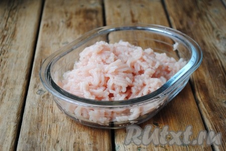 Куриное филе вымыть, обсушить, нарезать небольшими кусочками, а затем пропустить через мясорубку или измельчить с помощью блендера. 