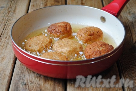 Из получившегося фарша скатать шарики величиной чуть больше грецкого ореха, обвалять их в панировочных сухарях. В сковороде, сотейнике или во фритюрнице хорошо разогреть растительное масло и выложить мясные шарики. Обжарить на среднем огне до светло-золотистого цвета со всех сторон (на это уйдёт, примерно, 3 минуты).