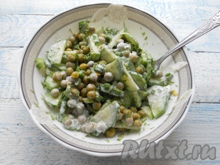 Салат перемешать.