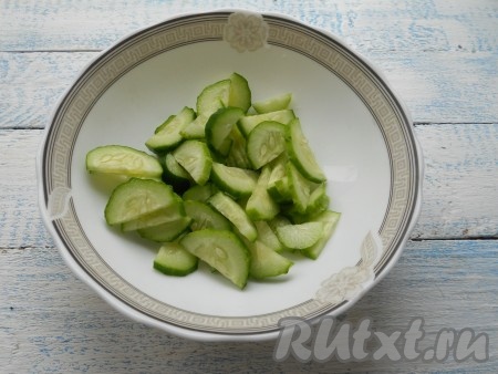 Огурцы нарезать полукружочками.
