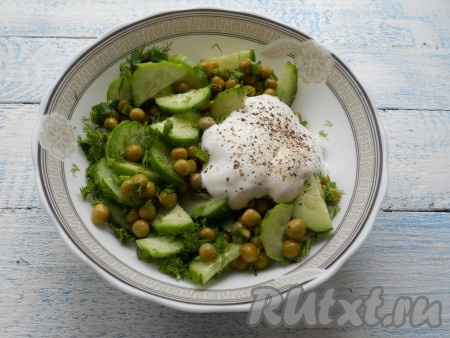 Добавить в салат сметану или натуральный йогурт, посолить и поперчить.&nbsp;