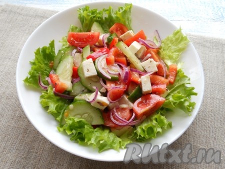 Сверху разместить сам греческий салат.