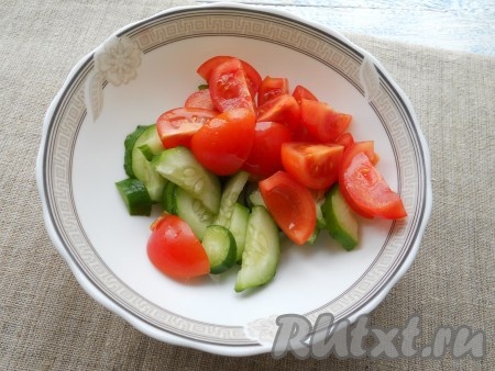 Помидоры, огурцы, листья салата вымыть, дать немного обсохнуть. Из болгарского перца удалить семена с плодоножкой. Лук очистить. Огурцы нарезать полукружочками, помидоры - дольками, сложить в глубокую миску.