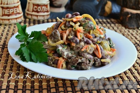Салат из куриной печени с красной консервированной фасолью