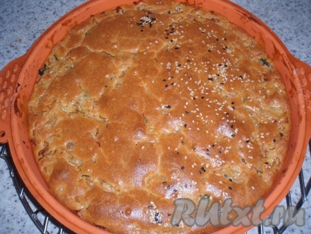 Готовый пирог с тушеной капустой вынуть из духовки, слегка остудить, переложить на блюдо.
