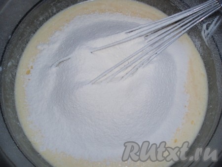Всыпать просеянную вместе с разрыхлителем муку, аккуратно перемешивая тесто. Тесто получится, как густая сметана.
