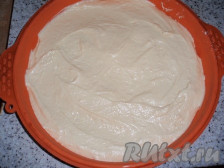 Духовку разогреть до 180 градусов. Половину теста выложить в форму для выпечки.&nbsp;
