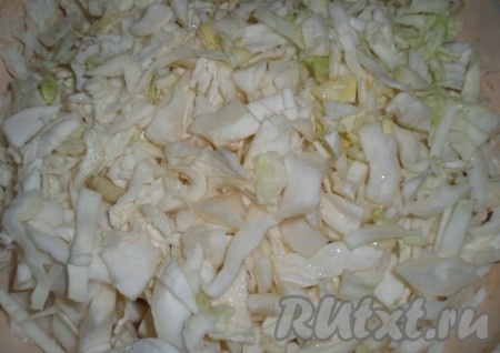 Сначала приготовить начинку. На растительном масле обжарить до золотистого цвета мелко нарезанный репчатый лук. К луку добавить нарезанную капусту, подлить немного воды и тушить на маленьком огне до мягкости капусты, иногда перемешивая.