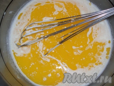 Добавить сметану в яичную смесь. Затем влить остывшее масло, перемешать до однородности.
