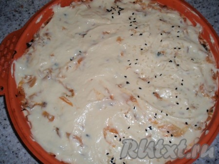 Сверху выложить остывшую капустную начинку и оставшееся тесто.&nbsp;Подготовленный к выпечке пирог по желанию посыпать кунжутом, отправить в разогретую духовку и выпекать 35-40 минут.
