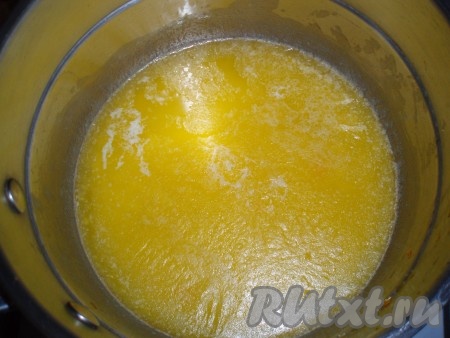 Для приготовления теста сливочное масло растопить и остудить.
