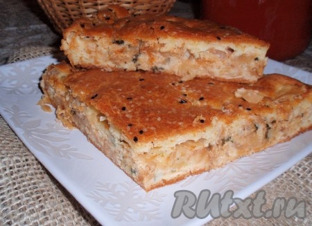 Подавать быстрый пирог с тушеной капустой можно и в горячем, и в холодном виде. Вкусно в любом случае!
