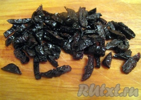 Чернослив вымыть и нарезать на полоски.
