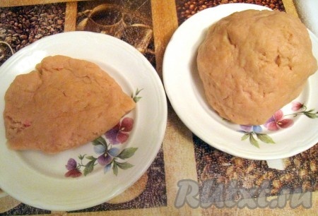 Затем тесто разделить: 1/3 теста поместить в морозилку, а 2/3 теста скатать в шар, поместить в пакет и отправить в холодильник на 15-20 минут.
