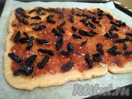На слой из варенья разложить чернослив.
