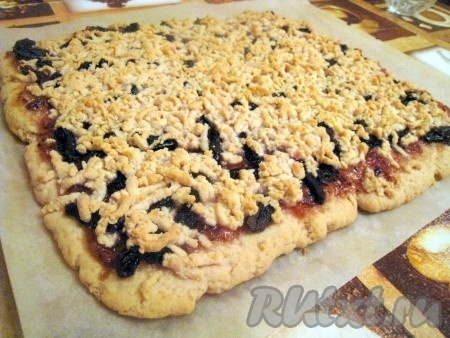 Поставить песочное печенье с вареньем в разогретую духовку и выпекать при 180 градусах около 20 минут (ориентироваться на зарумянивание верхнего тёртого слоя).
