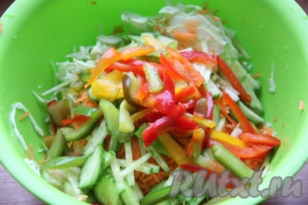 Огурец&nbsp;и перец нарезать соломкой, добавить в овощной салат с яблоком.
