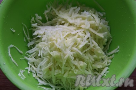 Капусту мелко нашинковать соломкой и слегка примять руками. Добавить к капусте яблоко, очищенное от кожуры и натертое на крупной терке. 
