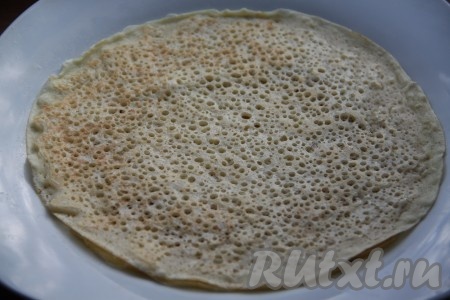 Готовые блины можно смазать растопленным сливочным маслом. Я этот момент упустила, так как мы любим их есть с вареньем или сахаром.
