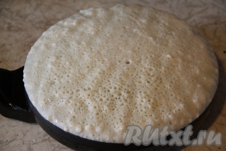 Переходим к приготовлению блинов. Я использовала блинницу, вы можете жарить на раскаленной сковороде, смазанной растительным маслом, наливая небольшое количество теста и равномерно распределяя его по поверхности.