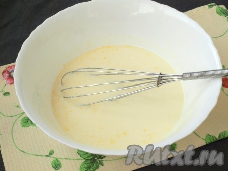 В миске взбить венчиком яйца с сахаром до однородной массы. Добавить соль и простоквашу, перемешать венчиком до однородности.