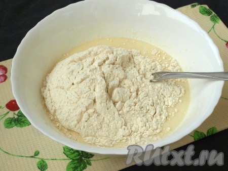 Муку просеять и вместе с содой добавить к жидким ингредиентам. Тесто перемешать ложкой, тщательно растирая комочки. Тесто получится достаточно густым.