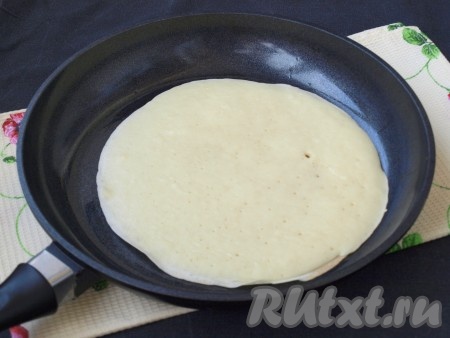 Хорошо разогреть сковороду, смазать с помощью кисточки подсолнечным маслом. Половником налить порцию теста и жарить блинчик с одной стороны на среднем огне до румяности. Перед выпечкой каждого блина не забывайте перемешивать тесто, чтобы оно не застаивалось.