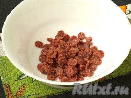 Копчёные колбаски нарезать шайбочками.
