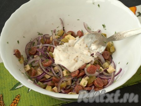 Перемешать все ингредиенты салата, добавить заправку, ещё раз перемешать.
