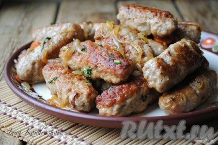 Чевапчичи, приготовленные по этому рецепту на сковороде, получаются вкусными, сочными. Подавать эти колбаски нужно в горячем виде. К такому блюду отлично подходит вареная картошка или картофельное пюре.
