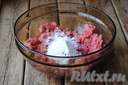 Затем в фарш всыпать муку, ещё раз хорошо перемешать.
