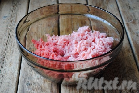 Мясо вымыть, обсушить с помощью бумажного полотенца, нарезать небольшими кусочками и пропустить через мясорубку.&nbsp;

