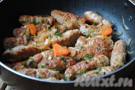 В самом конце приготовления добавить мелко нарезанную зелень.&nbsp;
